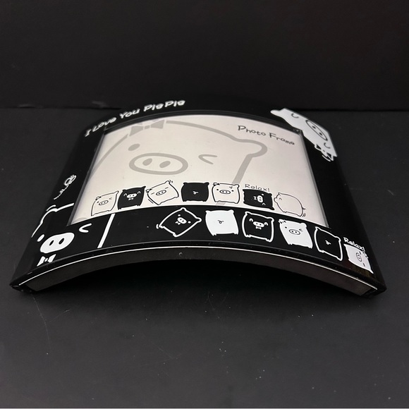 Black curved photo frame with pigs design - Picture 3 of 5
